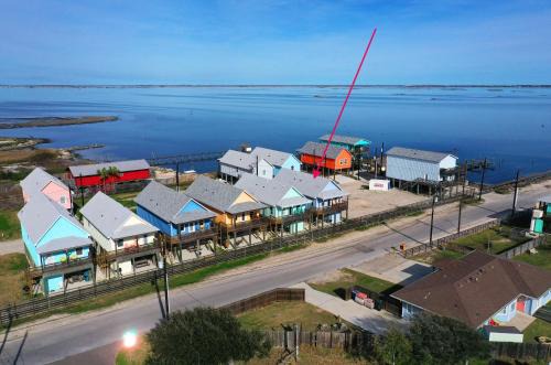 Flour Bluff House | Waterfront Shared Pool w Bay Views Boat Dock Oscars Lodge by AvantStay