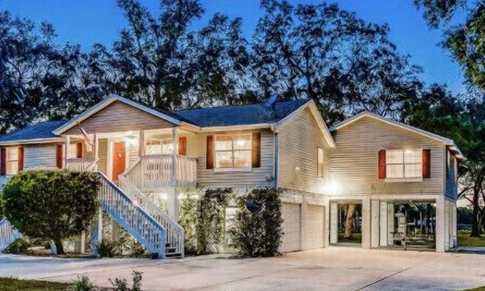 Palatka House | WATERFRONT, Sleeps 16,2 Docks, POOL,fire pit, FREE Boats/10% VENUE