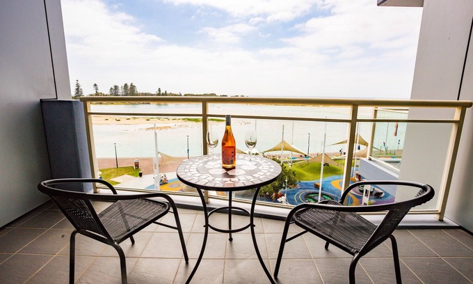 The Entrance House | WATERFRONT STUDIO APARTMENT AT THE OAKS RESORT
