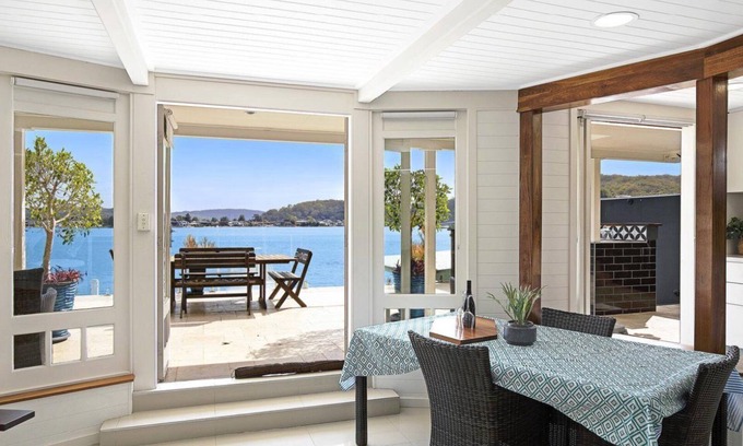 Blackwall Apartment | 'Waterfront Studio' by Accom Holidays