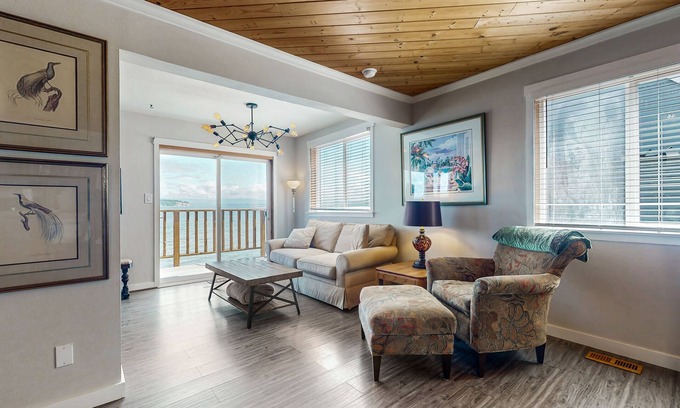 Langley Apartment | Waterfront studio cottage with stunning views