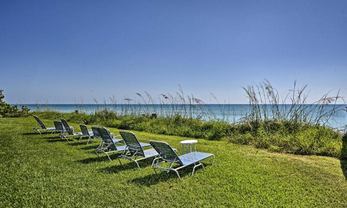 Central Beach Apartment | Waterfront Vero Beach Condo with Ocean-View Balcony
