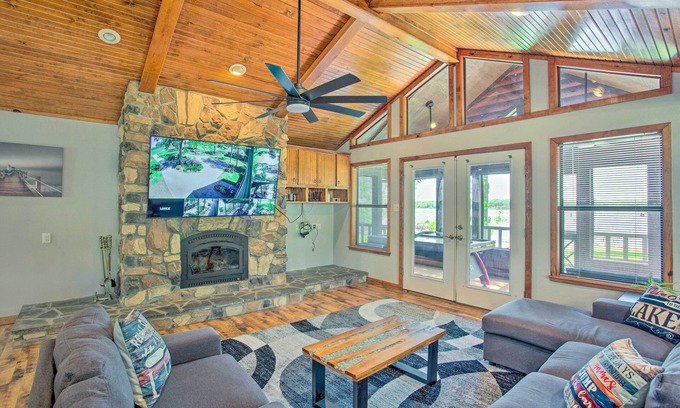 Yantis House | Waterfront Yantis Retreat w/Deck & Zipline!