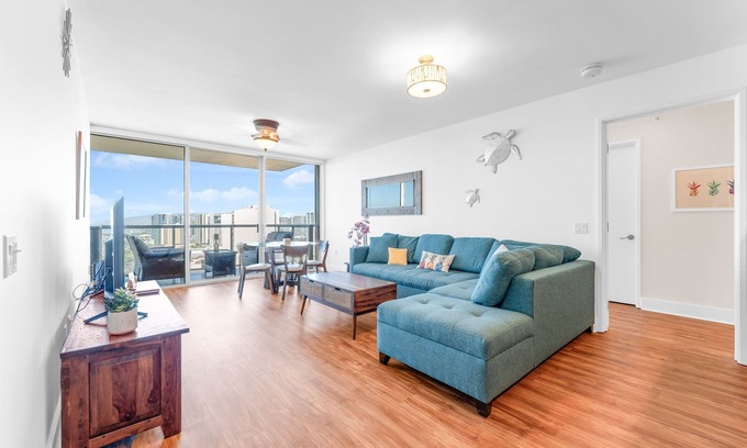 McCully - Moiliili Condo | Watermark - Luxury 2BD/2BA/2PA on 36th floor with an Ocean View!