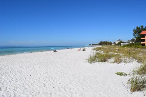 Holmes Beach House | Waters Edge 102 N