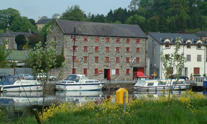Tinnahinch House | Waterside Guesthouse