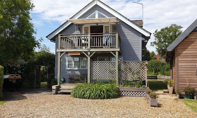 Horning House | Waterside House With Garden (3 Bedrooms - Sleeps 5)