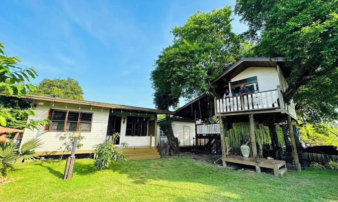 Thap Yao House | Waterside Thai House, 10 minutes from Airport .