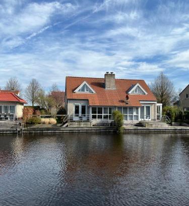 Langweer House | Watervilla de Karekiet by Droomvilla