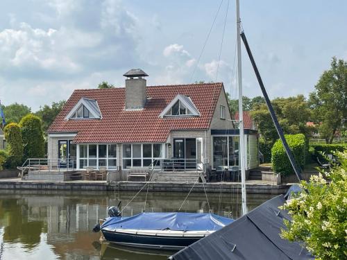 Langweer House | Watervilla de Rietzanger by Droomvilla