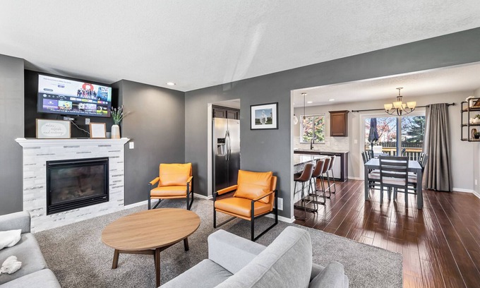 Waukee House | Waukee Retreat, nestled in the heart of the city, stylish and spacious house.