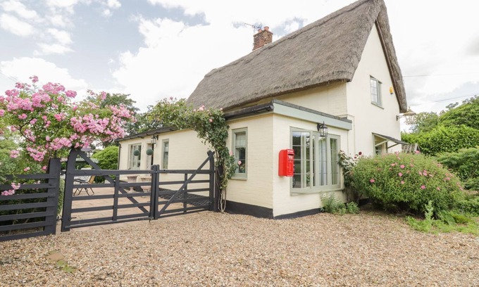 Weybread Cottage | WAVENEY COTTAGE, pet friendly, character holiday cottage in Harleston