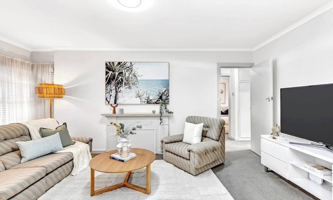 Glenelg North House | Waves and Walks Close to Beach and Local Boutiques
