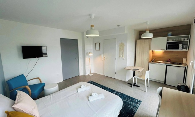 Barbatre Apartment | We Live In R - Suite 401