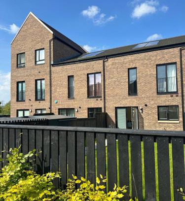 North Glasgow House | Wee Townhouse, 3 Beds with Free Parking, Wifi & Ethernet Connection