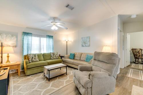 Brooksville House | Weeki Wachee Vacation Rental about 13 Mi to the Ocean!