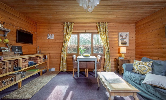 Ladybank Cabin | WeeOne at Redlands Country Lodge. Log cabin apt with private hot tub.