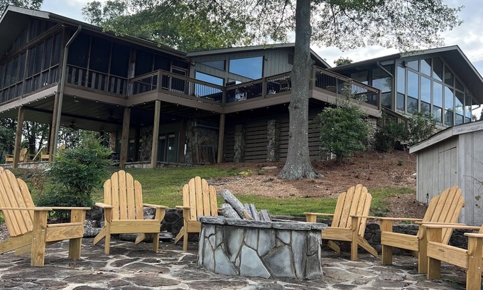 Centre House | Weiss Lake 5 bedroom house ready for your family fun of Skiing and Fishing.