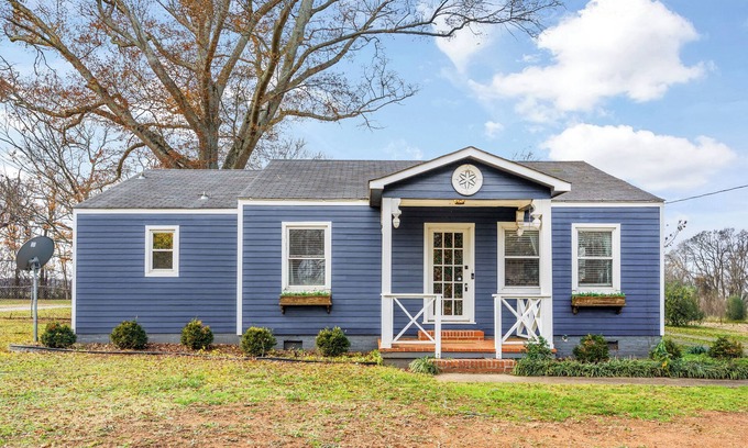 Belle Mina House | Welcome to Belle Mina, population: one hundred and twenty two plus you!