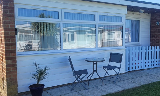 Great Yarmouth Ski Chalet | Welcome to our 2 bed chalet on the beautiful Norfolk sunrise coast.