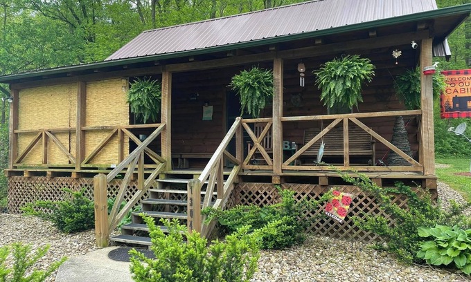 Wellston Cabin | Welcome to our peaceful, rustic cabin in the Hocking Hills Area