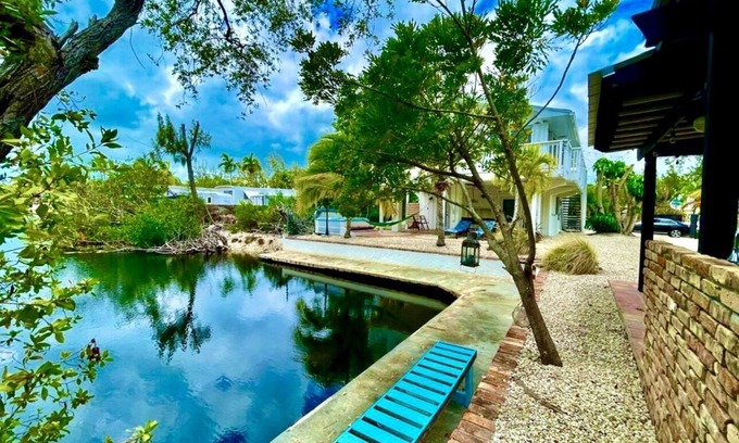 Twin Lakes House | Welcome to Paradise/Waterfront Retreat/Jacuzzi Outdoor kitchen & Entertainment