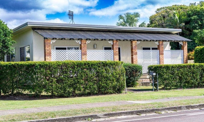 Tin Can Bay House | Welcome to "The Lazy Pelican"