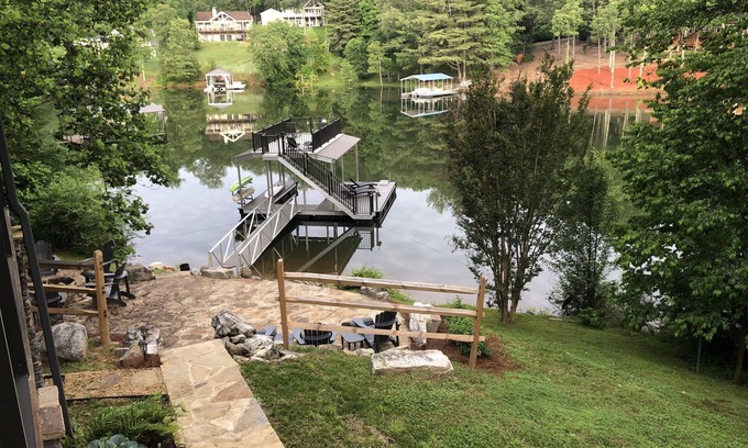 Blairsville House | Welcome to the Lazy Daze Chalet - a quaint all-season lake front cabin