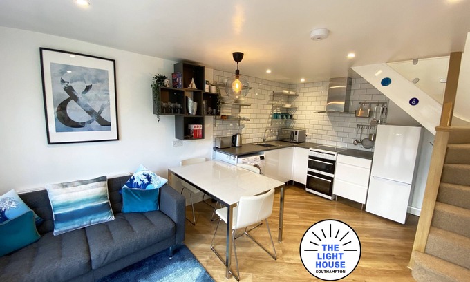 Southampton House | Welcome to The Light House a tranquil city retreat, with off road parking.