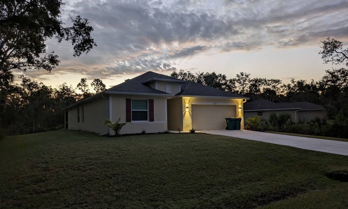 Port Charlotte House | Welcome to the Sunshine! Bring the family! Minutes from the BEACH and shopping!