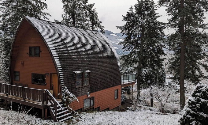 Sicamous Cabin | Welcome to The Taste of The Wilderness Cabin! 3 bedroom, mins away from Marina