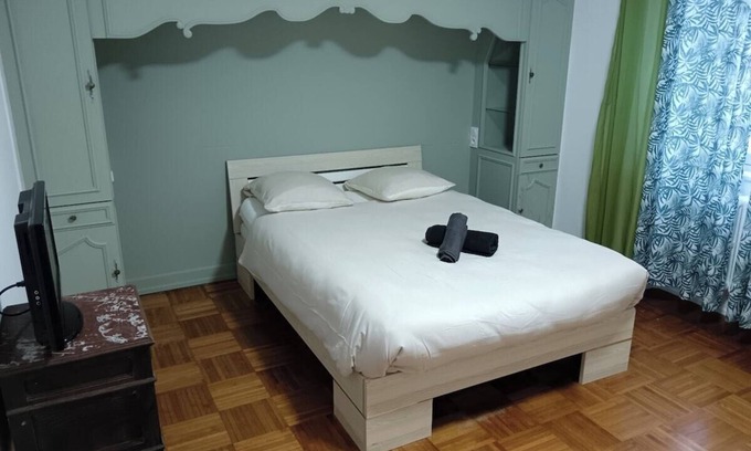Carhaix-Plouguer House | Welcome to this charming room located at 32 avenue Victor Hugo.