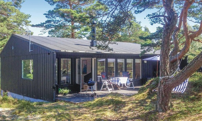 Stromstad House | Welcome to this lovely cottage 6 km from Strömstad, and only 150 m from the sea.