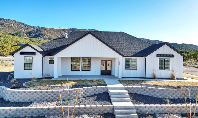 Parowan House | Welcome to your perfect getaway in Parowan, Utah! Nestled at the base of Brian H