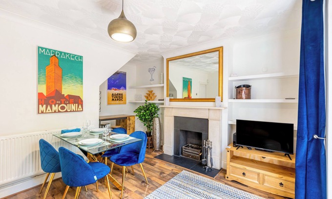 Hoxton West Apartment | Welcoming 2-storey 2BR w/Garden near Angel Street