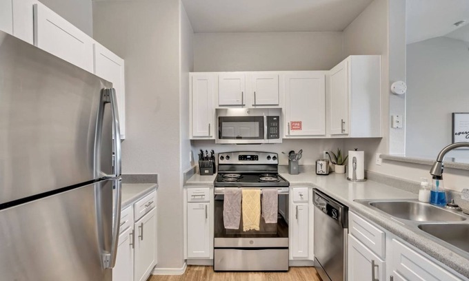 Clearfield Apartment | Welcoming 2BR Pool Gym Near Hill AFB Lagoon