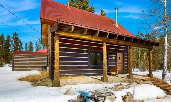 Grand Lake Cabin | Welcoming cabin with mountain views, dog-friendly, BBQ grill, and family comfort