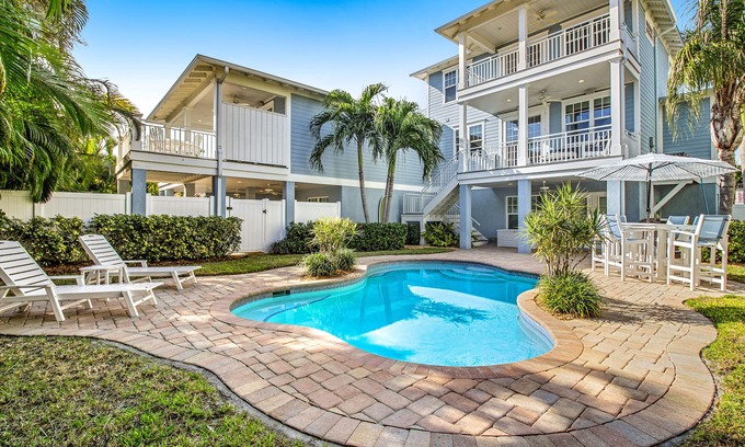 Holmes Beach Villa | Welcoming condo close to the beach with private heated pool & WiFi