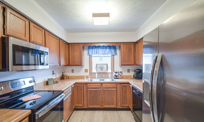 Quad Cities Condo | Welcoming Condo in Davenport: Central Location!