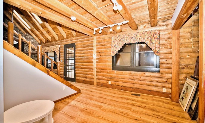 Sheridan Other | Welcoming farmhouse with AC in charming Sheridan