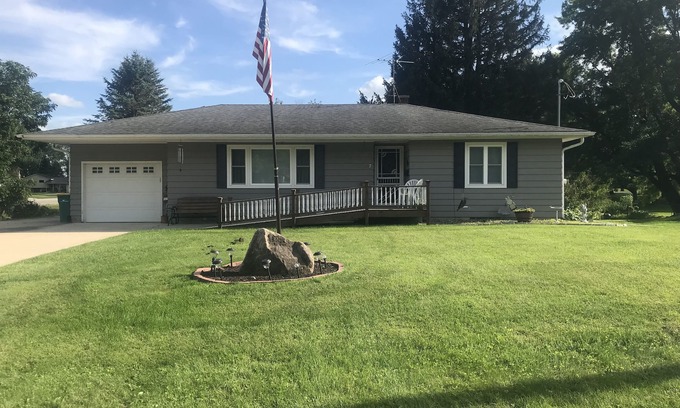 Wykoff House | Welcoming mid-century modern history-friendly home in bluff county.
