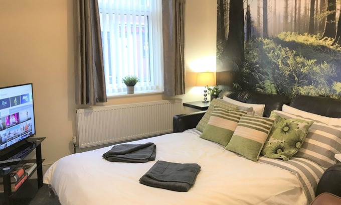 St Helens House | Welcoming Spacious 2-bedroom House in St Helens
