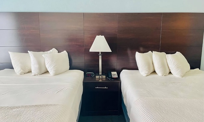 Cuero House | Well-Designed Hotel, 3 Beautiful Units, Pool, Minutes to Yorktown Country Club