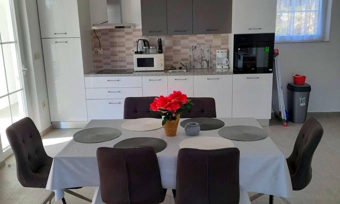 Suha Punta Apartment | Well-equipped apartment in the forest, just 700 metres from the beach by walking