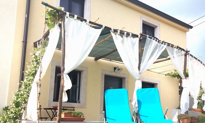 Tinjan House | Well house,10 km from the sea, cozy house with a well in the living room