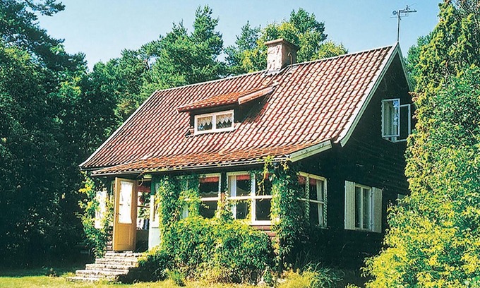 Rockneby House | Well-maintained holiday home with a glass veranda, only 40 metres from the beautiful Kalmarsund and