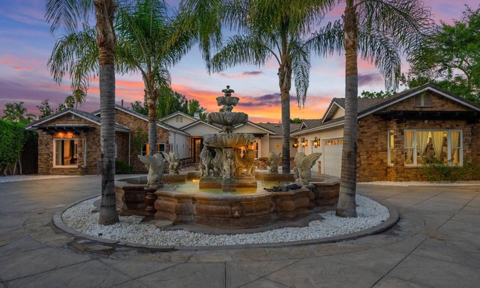 Tarzana Villa | Wells Estate -10-Bdr Retreat with Outdoor Paradise