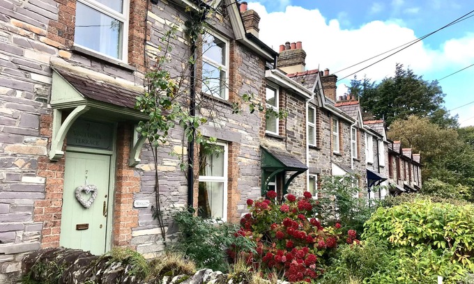 Caernarfon Cottage | WENALLT, pet friendly, country holiday cottage in Penygroes
