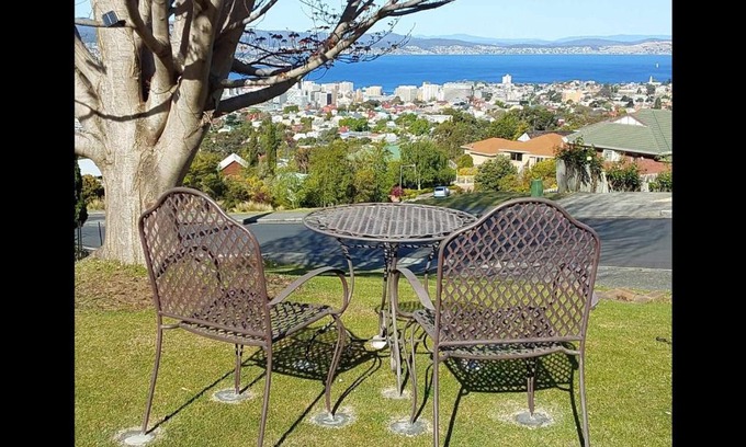 West Hobart Apartment | West Hobart self contained 2 bedroom studio walk to town