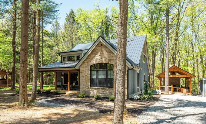 Oakland House | West Oak: New home, 3 suites, hot tub, boat slip, outdoor fireplace